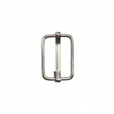 Fivela metálica retangular prateada sobre fundo branco