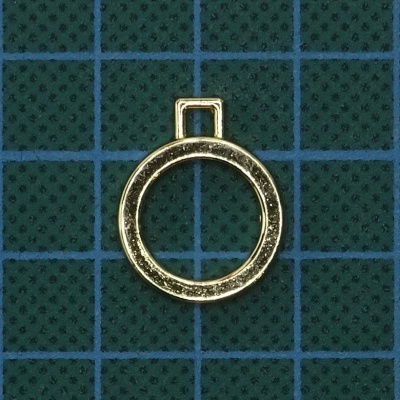 Argola metálica dourada com suporte retangular sobre fundo quadriculado verde e azul