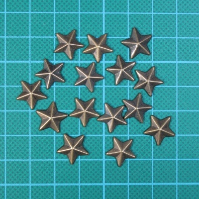 Estrelas metálicas envelhecidas sobre fundo de grelha azul