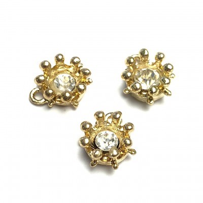 Três pendentes dourados com pedras transparentes