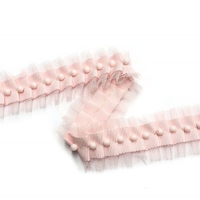 Fita decorativa rosa com botões e tule em fundo branco