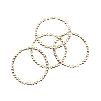 Quatro pulseiras finas douradas com padrão de contas sobre fundo branco