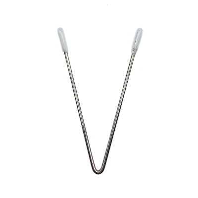 Pinça de metal em formato de V com pontas brancas.
