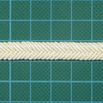 Corda trançada bege clara sobre fundo verde quadriculado azul