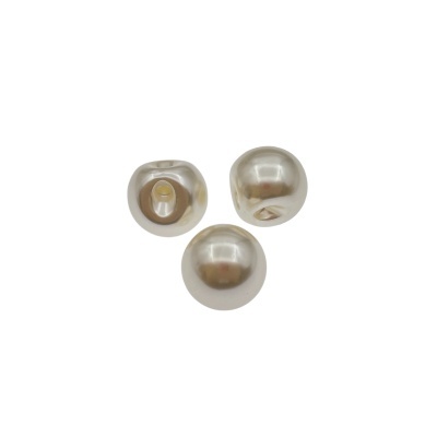 Três botões prateados brilhantes com alças para costura