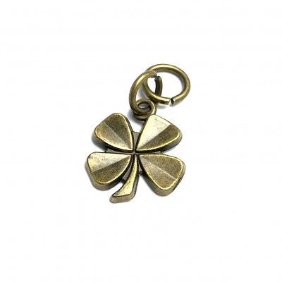 Pingente dourado em forma de trevo de quatro folhas com argola.