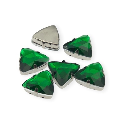 Cristais triangulares verdes facetados com base metálica prateada
