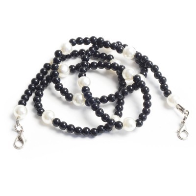 Colar de contas pretas e brancas com fechos metálicos prateados