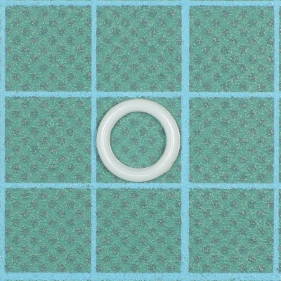 Anel branco redondo sobre fundo azul com padrão de linhas e pontos