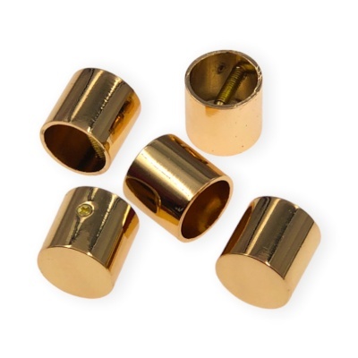 Cinco cilindros metálicos dourados pequenos