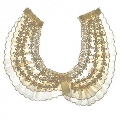 Colar de renda bege com padrão floral e bordas onduladas