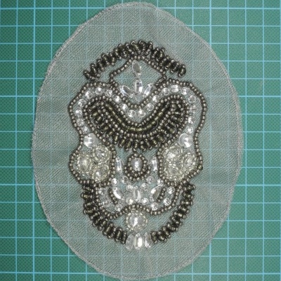 Aplicação de tecido com contas e lantejoulas em rede transparente