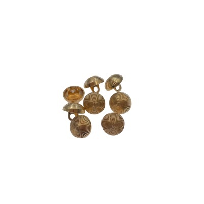 Botões de punho dourados com textura circular em fundo branco