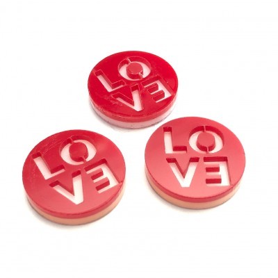 Três pastilhas vermelhas redondas com a palavra LOVE recortada