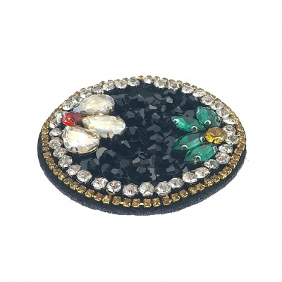Aplicação redonda decorativa com pedras brilhantes e desenho de borboleta e flor