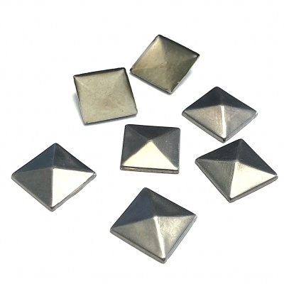 Tachas metálicas prateadas em forma de pirâmide quadrada