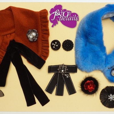 Acessórios de moda incluindo colares de pele sintética e broches sobre fundo bege