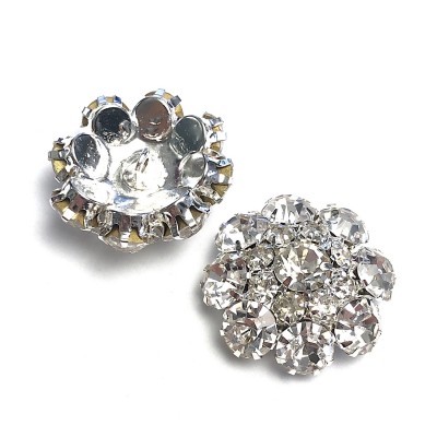 Botões redondos prateados com pedras transparentes facetadas em design floral