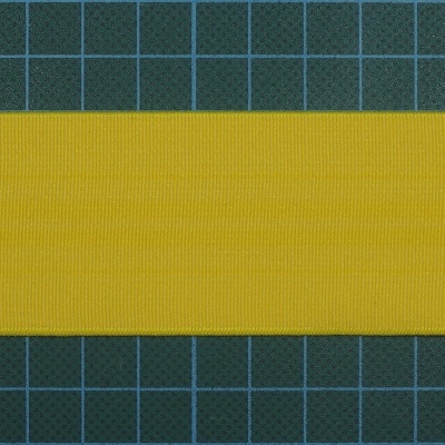 Fita amarela de tecido sobre superfície quadriculada verde e azul