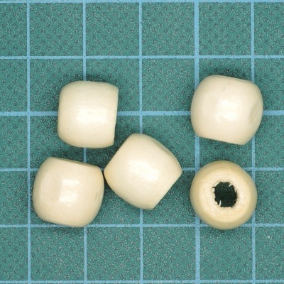 Cinco contas creme grandes arredondadas sobre fundo quadriculado azul esverdeado