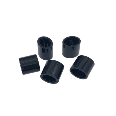 Cinco tampas ou capas cilíndricas pretas de plástico com interior estriado
