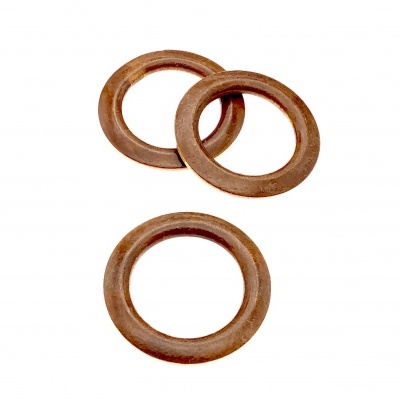 Três juntas planas de metal castanho em fundo branco