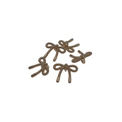 Pendentes metálicos em forma de laço dourados