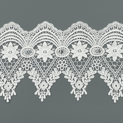 Renda branca com padrão floral e triângulos