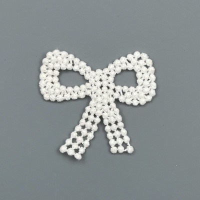 Laço decorativo branco em correntes com textura de bolinhas