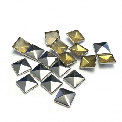 Tachas quadradas de metal prateado com cola amarela