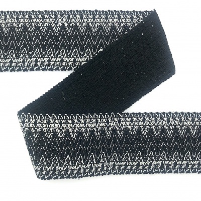 Faixa elástica preta e branca com padrão zig-zag e textura tecida