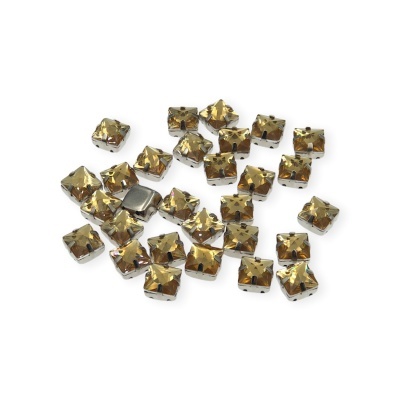 Cristais quadrados castanhos com base metálica prateada