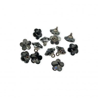 Elementos decorativos cinza escuros em forma de flor com ganchos metálicos