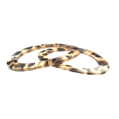 Dois brincos argola animal print em plástico translúcido