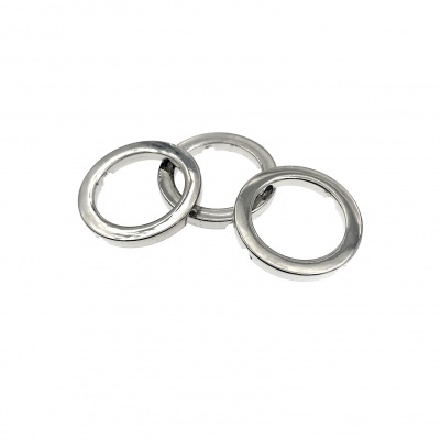 Três argolas metálicas prateadas sobre fundo branco
