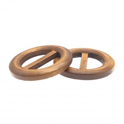 Duas argolas de madeira castanha com barra central sobre fundo branco