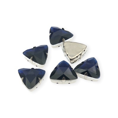 Botões triangulares com pedras azuis escuras em bases metálicas prateadas