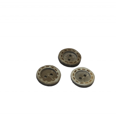 Três botões redondos castanhos e bege com quatro furos e borda decorada sobre fundo branco