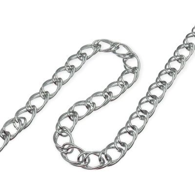 Corrente metálica prateada com elos ovais