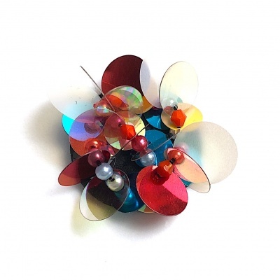 Broche com discos circulares coloridos translúcidos e opacos e contas coloridas