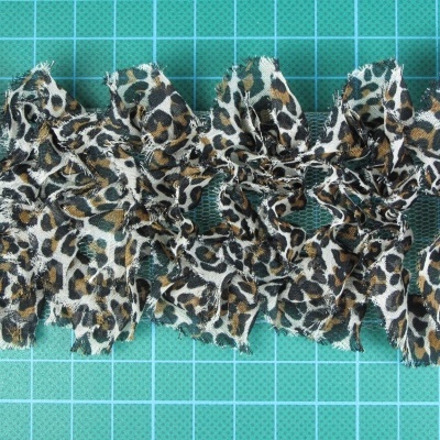 gomos elásticos com padrão animal print sobre base quadriculada verde