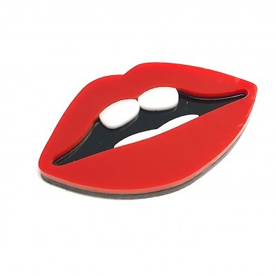 Pin de lábios vermelhos com dentes brancos