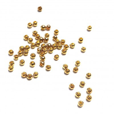 Contas metálicas douradas pequenas com furo central sobre fundo branco