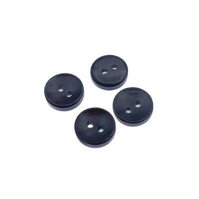 Quatro botões pretos redondos com dois furos sobre fundo branco