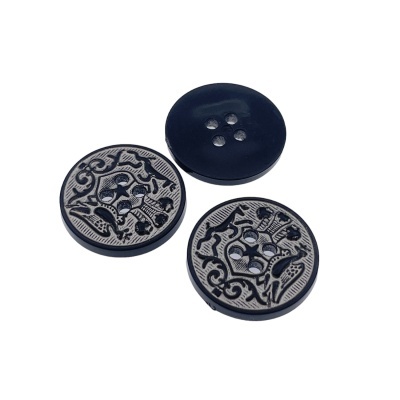 Três botões redondos em plástico, dois com padrão cinza e preto e um liso azul escuro