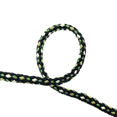 Corda trançada preta, verde e branca em fundo branco