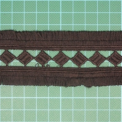 Faixa têxtil decorativa castanha com padrão de losangos em fundo quadriculado verde