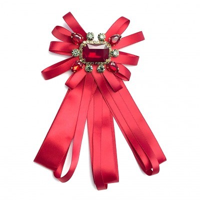 Laço decorativo vermelho em cetim com pedras e fitas longas