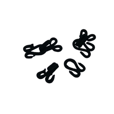 Quatro ganchos e olhais de tecido preto sobre fundo branco