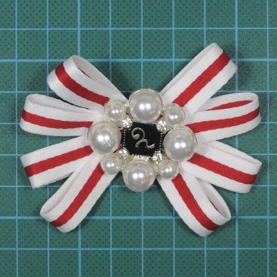 Laço decorativo branco com risca vermelha e pérolas, nº 2 central
